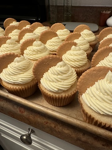 Vanilla cupcakes with buttercream and shortbread cookies